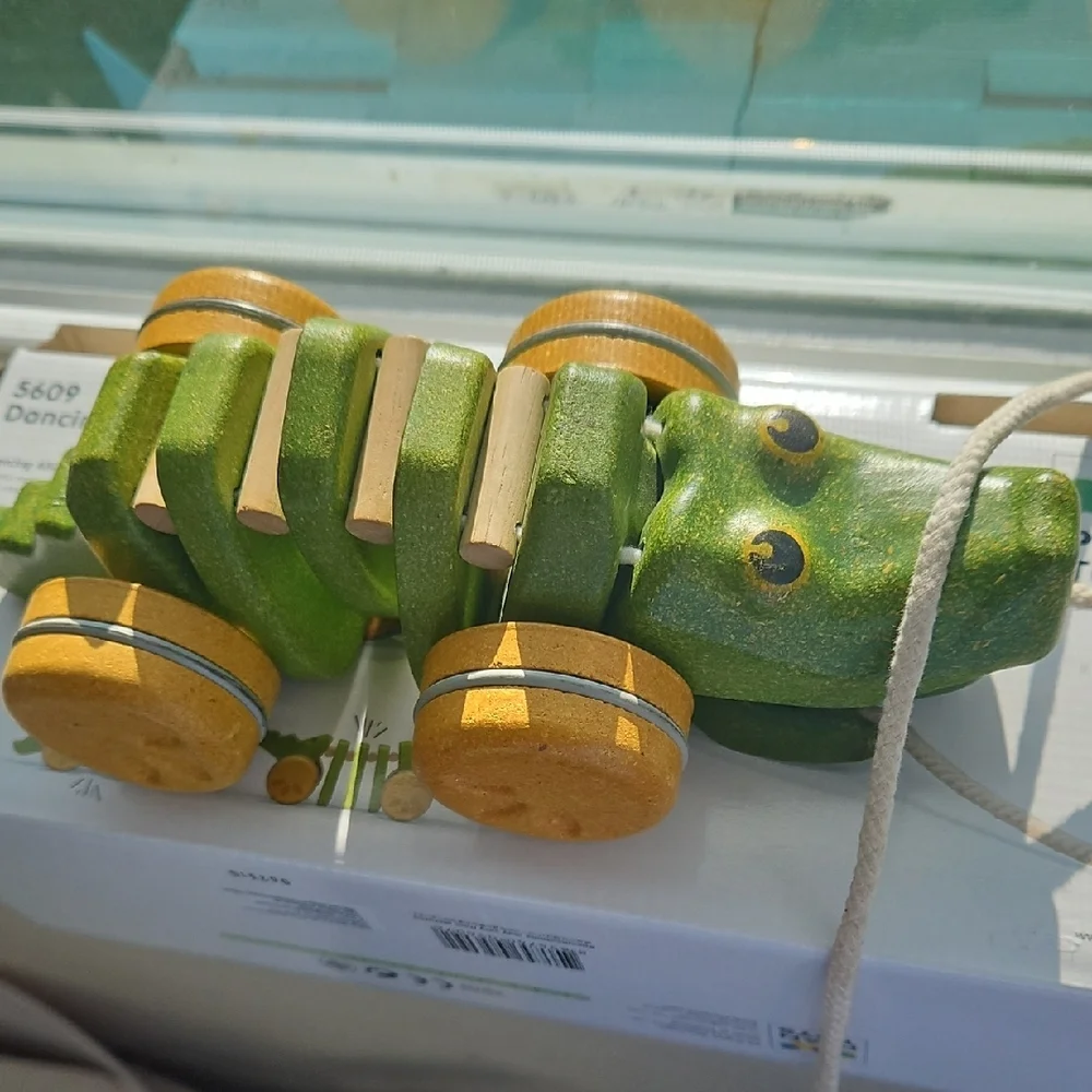 Green Dancing Alligator